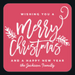 Adesivo Quadrado Vermelho Feriado de Natal Brilhante com Script de<br><div class="desc">Faça uma declaração impressionante nesta temporada de festas com este adesivo de na moda,  com a letra "Feliz Natal" em um script de pincel. Compre nossa loja online para mais peças neste design!</div>