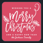 Adesivo Quadrado Vermelho Feriado de Natal Brilhante com Script de<br><div class="desc">Faça uma declaração impressionante nesta temporada de festas com este adesivo de na moda,  com a letra "Feliz Natal" em um script de pincel. Compre nossa loja online para mais peças neste design!</div>