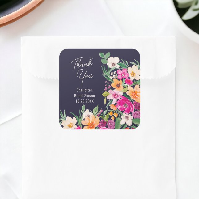 Adesivo Quadrado Vibrantes flores silvestres brilhantes para chá de (Bright bold wild flowers script bridal shower square sticker on navy blue)