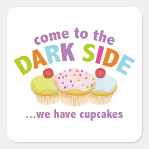 Adesivo Quadrado Vindo ao lado escuro… nós temos cupcakes