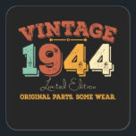 Adesivo Quadrado Vintage 1944 Original Parts Funny Birthday Gift<br><div class="desc">Design de aniversário Para qualquer um que seja horóscopo diz difícil e entubado,  mas vale totalmente. Excelente maneira de aliviar o humor e fazer amigos e familiares rirem. Corresponde A Um Monte De Roupas.</div>
