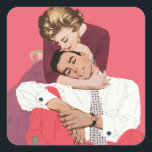 Adesivo Quadrado Vintage Love and Romance, Newlyweds em rosa<br><div class="desc">Vintage ilustration love and romance design apresentando um feliz novo casal abraçando e abraçando. Ela está prestes a sussurrar um segredo para a sua querida.</div>