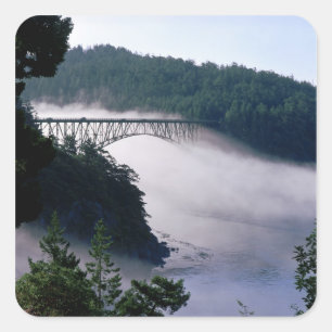 Adesivo Quadrado Voo escorre sob a ponte Deception Pass em