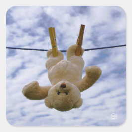 Adesivo Quadrado Waslijn met knuffelbeer die hangt te drogen.