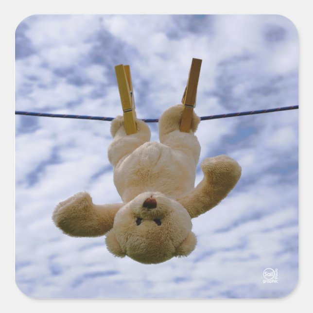 Adesivo Quadrado Waslijn met knuffelbeer die hangt te drogen. (Frente)