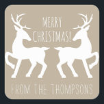 Adesivo Quadrado White Deers On Beige & Personalised Name Christmas<br><div class="desc">A ilustração de Destei de duas silhuetas brancas de cervo se encarando. No meio do veado lê-se "Feliz Natal!". Há também uma área de texto personalizável debaixo do veado. A cor de fundo é bege,  mas também pode ser alterada para qualquer outra cor.</div>