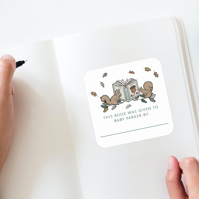 Adesivo Quadrado Woodland Squirrels Storybook - Livros para Bebês (Woodland Storybook Baby Shower Bookplate )