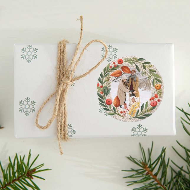 Adesivo Quadro de Fotografias de Feriado Cozy (Cozy Holiday Wreath Photo Frame Classic Round Sticker)