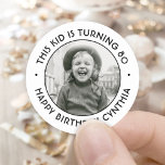 Adesivo QUALQUER Festa de aniversário Foto Simples Chic Pr<br><div class="desc">Adicione um toque personalizado elegante a favores de festa de aniversário, convites e notas de agradecimento com adesivos fotoredondos/selos de envelopes personalizados. O quadro e toda a redação deste modelo são simples de personalizar por qualquer ano ou ocasião. O texto que diz "Este garoto está fazendo 80 anos" e "Parabéns"...</div>