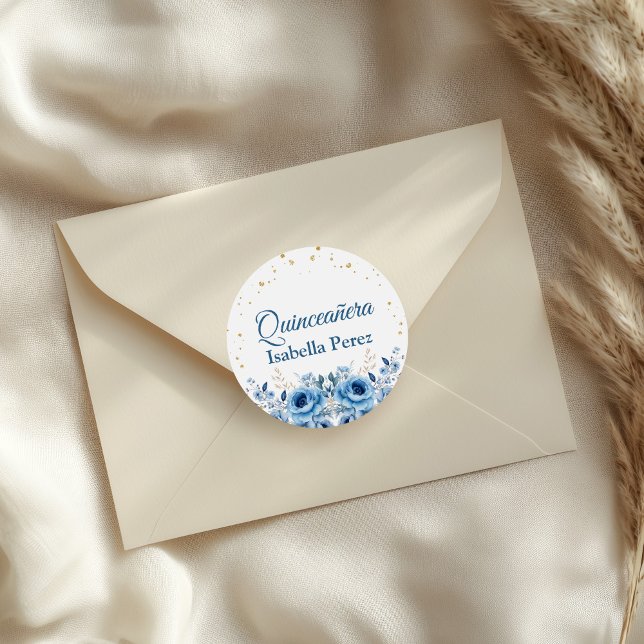 Adesivo Quinceanera azul claro, floral e Dourada (Light Blue Floral and Gold Glitter Quinceanera Classic Round Sticker on an elegant envelope.)