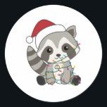 Adesivo Raccoon Christmas Snow Winter Raccoons<br><div class="desc">O racon a suavidade com luzes de fada. Animais engraçados com presentes e neve até as férias. Também é engraçado para o Natal em julho. Os guaxinins são animais doces e perfeitos para o Natal.</div>