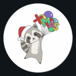 Adesivo Raccoon Christmas Snow Winter Raccoons<br><div class="desc">O guaxinim de Natal com balões de Natal. Animais engraçados com presentes e neve nas férias. Também é engraçado para o Natal em julho. Os guaxinins são animais bonitos e perfeitos para o Natal.</div>