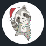 Adesivo Raccoon Christmas Snow Winter Raccoons Hat<br><div class="desc">O racon a suavidade com luzes de fada. Animais engraçados com presentes e neve até as férias. Também é engraçado para o Natal em julho. Os guaxinins são animais doces e perfeitos para o Natal.</div>