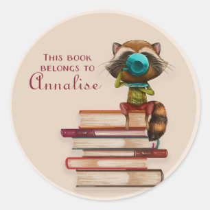 Adesivo Raccoon sobre Pilha de Livros