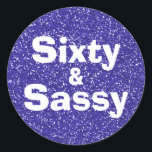 Adesivo Real Blue Glitter 60 e Sassy 60th Birthday<br><div class="desc">Celebrar o estilo de fazer 60 anos com este moderno design de 60 anos sobre um fundo azul real de brilho. As palavras 60 e sassy são usadas na tipografia moderna. Se precisar de ajuda ou produtos correspondentes, entre em contato conosco através da nossa loja. Estamos felizes em ajudá-lo a...</div>