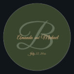 Adesivo Real Verde Escuro Deixa Casamento Dourado<br><div class="desc">Espero que desfrutem destes excelentes Clássicos da Ronda de Casamento com este fundo verde-escuro real,  Monograma e Nomes de Noiva e Noiva neles. Pode alterar TODAS AS INFORMAÇÕES PESSOAIS nos adesivos para satisfazer as suas necessidades. Desfrute! https://www.zazzle.com/store/dazzlingpaperitems</div>