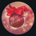 Adesivo Red Christmas Balls Bokeh Company<br><div class="desc">O brilho elegante falso coração de ouro e bolas de Natal em fundo vermelho.</div>