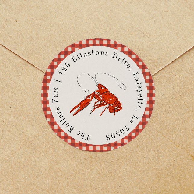 Adesivo Red Gingham Crawfish Boil Seafood Endereço de reto (Red crawfish and gingham return address label round sticker.)