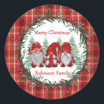 Adesivo Red Gnomos Christmas Holly Berry Wreath<br><div class="desc">Três gnomos bonitinhos desejando a todos um Feliz Natal dentro de uma coroa sagrada e de morango em um fundo festivo vermelho de cheque. O adesivo é personalizável. Basta clicar no botão "personalizar" e você pode alterar a saudação e o nome.</div>