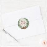 Adesivo Red Merry Christmas Script Pine Christmas Wreath<br><div class="desc">Esta design festiva apresenta uma bela camada aquosa constituída por morangos, pinheiros, rochas, bagas vermelhas e sinos de bronze, num fundo de latido de pássaros, de aparência suja. Envolve "Feliz Natal" em letras festivas de mão, seguidas do nome e do ano da família. Muito obrigado por apoiar a nossa pequena...</div>