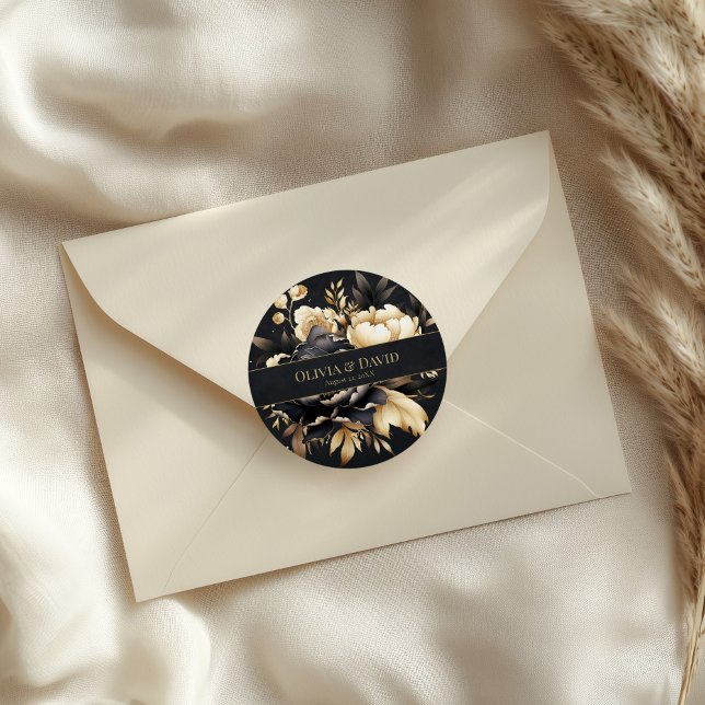 Adesivo Redondo Casamento Peônia Preto e Dourado (Black & Gold Peony Wedding Round Sticker on an elegant wedding envelope)