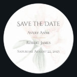 Adesivo Redondo Clássico Floral Aquarela Rústica<br><div class="desc">Este adesivo de “Salve a Data” é simplesmente elegância rústica com uma tipografia simples, porém bonita, em um fundo branco fresco e uma peônia translúcida. Neutro e sofisticado. Perfeito para qualquer tema de casamento. Simplicidade no seu melhor. Elegância pura. Eu aproveitei criar este design para o seu dia especial. Satisfação...</div>