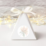 Adesivo Redondo Clássico Floral Aquarela Rústica<br><div class="desc">Este adesivo é simplesmente elegância rústica com uma tipografia simples, porém bonita, em um fundo branco fresco e uma peônia translúcida. Neutro e sofisticado. Perfeito para qualquer tema de casamento. Simplicidade no seu melhor. Elegância pura. Eu gostei de criar este design para o seu dia especial. 100% de satisfação do...</div>