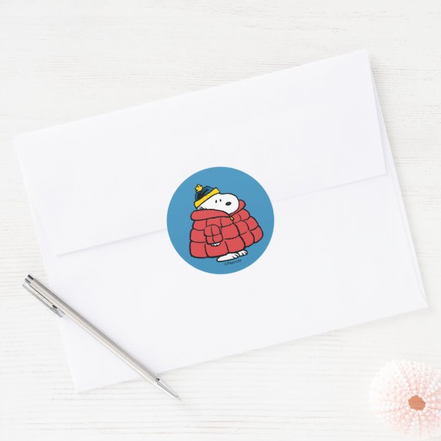 Adesivo Redondo Clássico Snoopy Inverno com Casaco (Envelope)