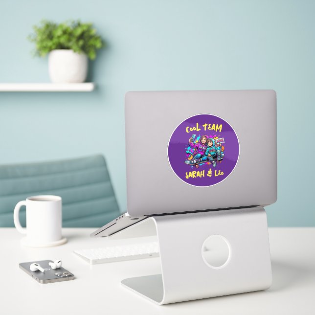 Adesivo Redondo de Arte Gráffiti Personalizado de  (Laptop na mesa)