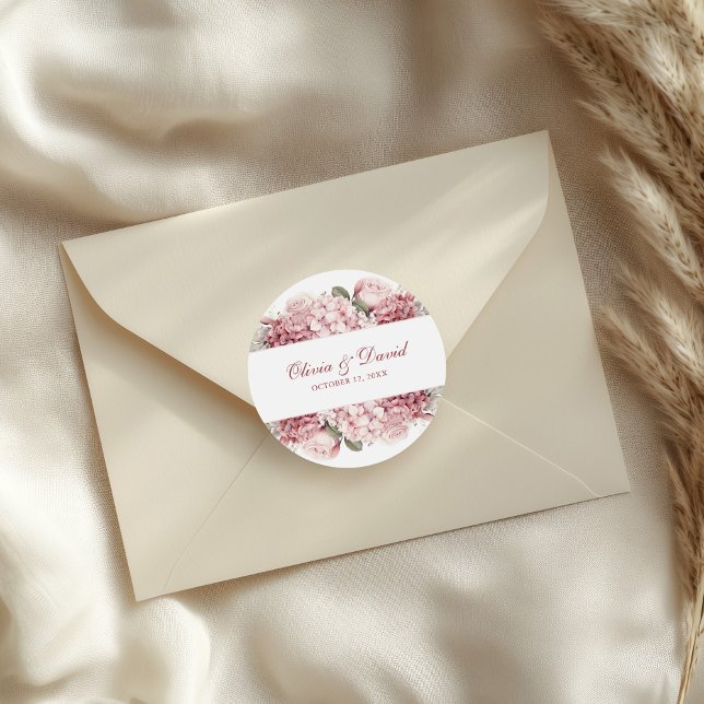 Adesivo Redondo de Casamento Hortênsia Rosa Empoei (Modern Elegant Dusty Rose Hydrangea Wedding Classic Round Sticker on a wedding envelope)