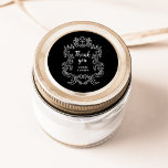 Adesivo Regal Black | Vintage Casamento-Quadro Barroco<br><div class="desc">Estes elegantes e luxuosos adesivos de casamento apresentam uma estrutura de arte de vintage com estilo barroco ornamentado. O design é branco sobre fundo preto escuro. A caligrafia moderna que diz "obrigado-te", e o texto clássico com os teus nomes, fazem disto uma escolha moderna, ainda que atualizada, para o teu...</div>