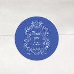 Adesivo Regal Blue | Vintage Casamento-Quadro Barroco<br><div class="desc">Estes elegantes e luxuosos adesivos de casamento apresentam uma estrutura de arte de vintage com estilo barroco ornamentado. O design é branco sobre fundo azul. A caligrafia moderna que diz "obrigado-te", e o texto clássico com os teus nomes, fazem disto uma escolha moderna, ainda que atualizada, para o teu casamento....</div>