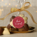 Adesivo Relax Script Love é Sweet Editable Color Weding<br><div class="desc">O adesivo de favor de casamento com as palavras "o amor é doce" em um texto cursivo relaxado em branco contra uma cor de fundo editável (clique em personalizar para acessar). Personalize-o substituindo o texto do marcador de posição. Para obter mais opções, como alterar a fonte e seu tamanho/cor, expanda...</div>