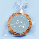 Adesivo Relax Script Love é Sweet Editable Color Weding<br><div class="desc">O adesivo de favor de casamento com as palavras "o amor é doce" em um texto cursivo relaxado em branco contra uma cor de fundo editável (clique em personalizar para acessar). Personalize-o substituindo o texto do marcador de posição. Para obter mais opções, como alterar a fonte e seu tamanho/cor, expanda...</div>