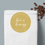 Adesivo Relax Script Love está criando casamento de cores<br><div class="desc">Vinheta de casamento com as palavras "Love is Brewing" em um texto cursivo relaxado em branco contra uma cor de fundo editável (clique em personalizar para acessar). Personalize-o substituindo o texto do marcador de posição. Para obter mais opções, como alterar a fonte e seu tamanho/cor, expanda a curva/contrato ou o...</div>