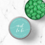 Adesivo Relaxe a Mensagem de Script para Ser Editável Colo<br><div class="desc">Vinheta de casamento com as palavras "mint to be" em um script cursivo relaxado em branco contra uma cor de fundo editável (clique em personalizar para acessar). Personalize-o substituindo o texto do marcador de posição. Para obter mais opções, como alterar a fonte e seu tamanho/cor, expanda a curva/contrato ou o...</div>