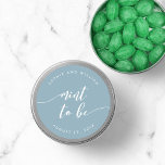 Adesivo Relaxe a Mensagem de Script para Ser Editável Colo<br><div class="desc">Vinheta de casamento com as palavras "mint to be" em um script cursivo relaxado em branco contra uma cor de fundo editável (clique em personalizar para acessar). Personalize-o substituindo o texto do marcador de posição. Para obter mais opções, como alterar a fonte e seu tamanho/cor, expanda a curva/contrato ou o...</div>