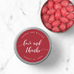 Adesivo Relaxe o casamento de cores personalizadas de Obri<br><div class="desc">Vinheta de favor de casamento com as palavras "amor e obrigados" em um texto cursivo relaxado em branco contra uma cor de fundo editável (clique em personalizar para acessar). Personalize-o substituindo o texto do marcador de posição. Para obter mais opções, como alterar a fonte e seu tamanho/cor, expanda a curva/contrato...</div>