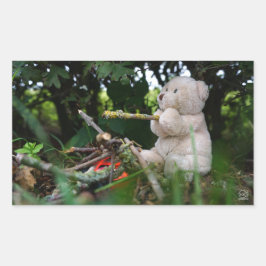 Adesivo Retangular Beertje dat bij kampvuur zit.