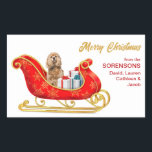 Adesivo Retangular Buff Cocker Spaniel Dog Christmas Sleigh<br><div class="desc">Nesses adesivos decorativos de Natal bonito, um Espanhol de Cocker colorido sobe em um bonito trenó decorativo vermelho e ouro. Ao lado do cão, os pacotes de presentes são amarrados com arcos coloridos. O texto dourado à direita diz "MERRY CHRISTMAS" e o texto personalizado está vermelho. Perfeito para sua correspondência...</div>