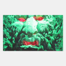 Cara Assustadora Mascarada na Rocha