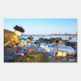 Adesivo Retangular Fubby met flessenpost aan de kust.