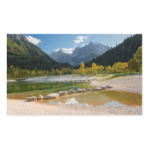 Lago Jasna nos Alpes eslovenos no outono