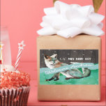 Adesivo Retangular Madeira de Fox Barn com Cor de Água Personalizada<br><div class="desc">Feriados Felizes de Natal da Floresta. Oh, tão giro! Aquarela Colorida em Verde, Serenity Blue e Orange Fox ou Shiba Inu Barn Wood Forest Fúria Vermelha de Natal. Personalize ainda mais seus nomes e sua mensagem de Amor clicando em personalizar para mover ou dimensionar as palavras para ajustado sua escolha...</div>
