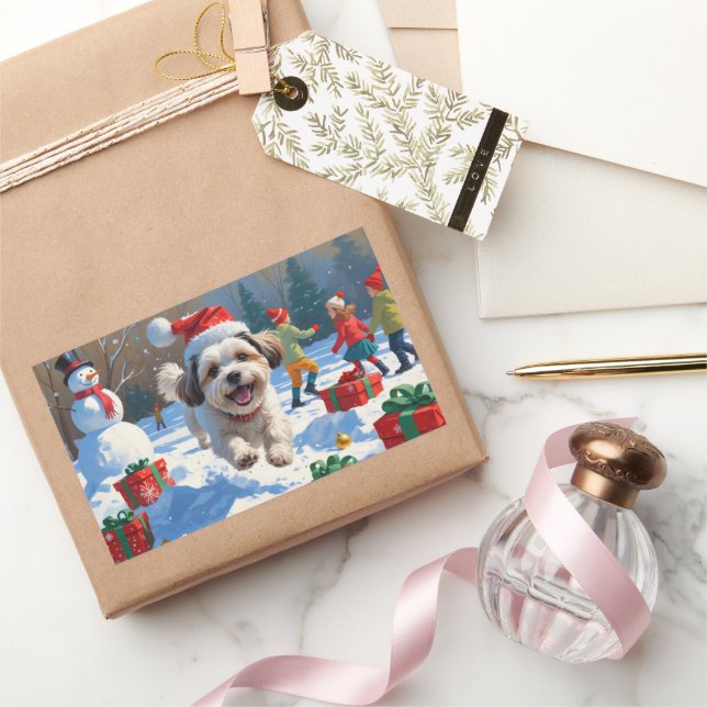 Adesivo Retangular Malti Tzu Correndo na Neve com Chapéu de Natal (Presentear)