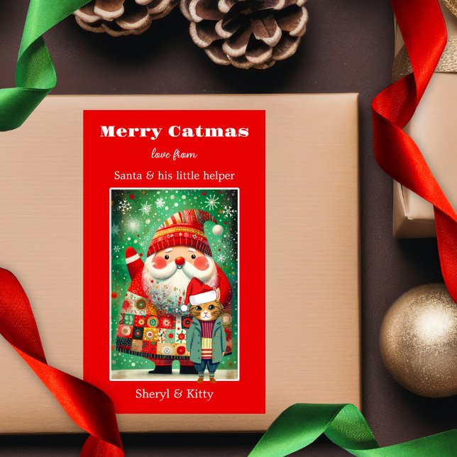 Adesivo Retangular Natal de Feliz de Fenda Colorida (A cute Merry Christmas sticker featuring Santa with a kitty cat helper in festive bold colors)