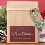 Adesivo Retangular Rótulo do Presente do Nome da Família Red Muito Fe<br><div class="desc">Este design de etiquetas de presentes da família Red Muito Feliz de Natal apresenta um sofisticado pano de fundo vermelho-escuro com uma simples inscrição de marfim e caligrafia clássica, em conjunto com um estilo de bolso minimalista que estabelece um equilíbrio perfeito entre sutileza moderna e elegância vintage. Esta design encantadora...</div>