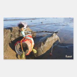 Adesivo Retangular Vissende Fubby op een blikje aan de waterkant.