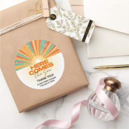 Adesivo Retro Aqui Vem O Chá de fraldas Filho