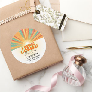 Adesivo Retro Aqui Vem O Chá de fraldas Filho